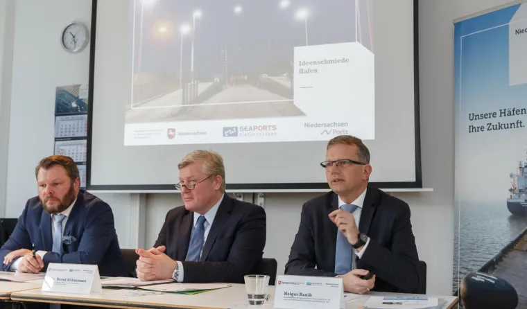 Bild: Viel Betrieb bei Niedersachsen Ports
