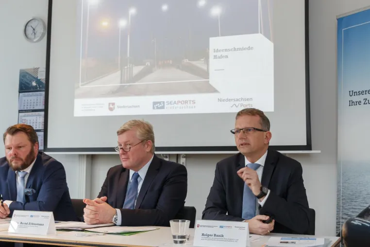 Bild: Viel Betrieb bei Niedersachsen Ports