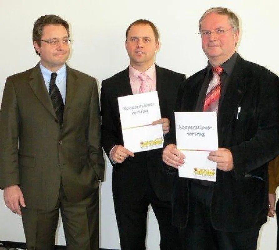 Edgar Inhofer, Dr. Peter Schorr und Rektor Reinhard Schmöger nach der Unterzeichnung des Kooperationsvertrages