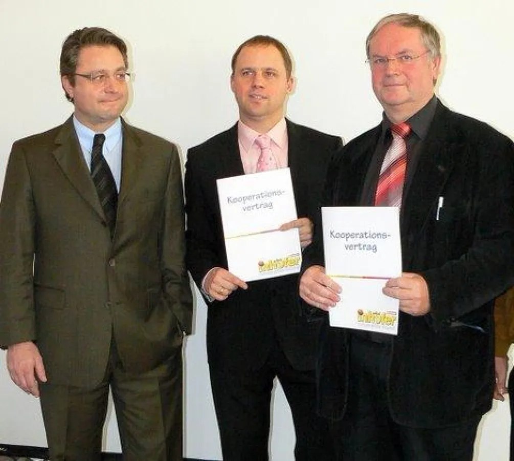 Edgar Inhofer, Dr. Peter Schorr und Rektor Reinhard Schmöger nach der Unterzeichnung des Kooperationsvertrages