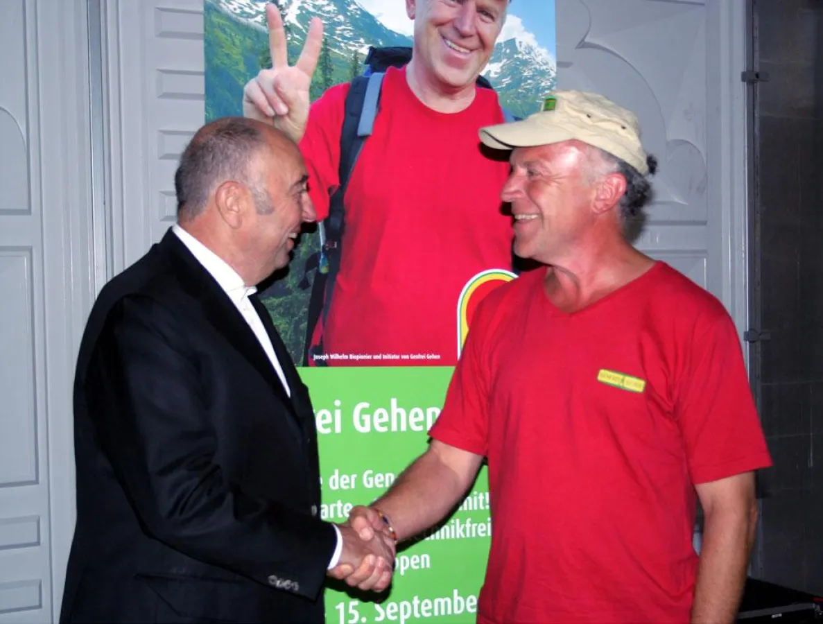 Wolfgang Gutberlet, Vorstandsvorsitzender tegut... gute Lebensmittel, gratuliert Joseph Wilhelm, Initiator \