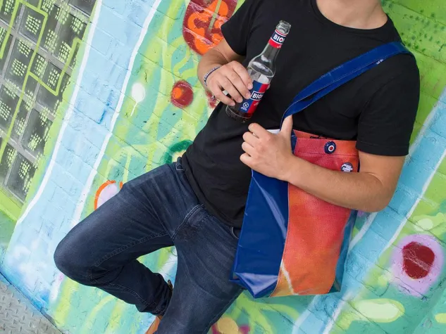 Upcycling Kooperation: Bionade Banner werden zu bunten Taschen & Accessoires Bild: Upcycling Kooperation: Bionade Banner werden zu bunten Taschen & Accessoires