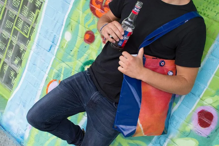 Bild: Upcycling Kooperation: Bionade Banner werden zu bunten Taschen & Accessoires