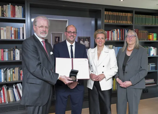 Bild: Wissenschaftspreis des Industrie-Clubs Düsseldorf für HHU-Chemiker Jun.-Prof. Dr. Markus Suta
