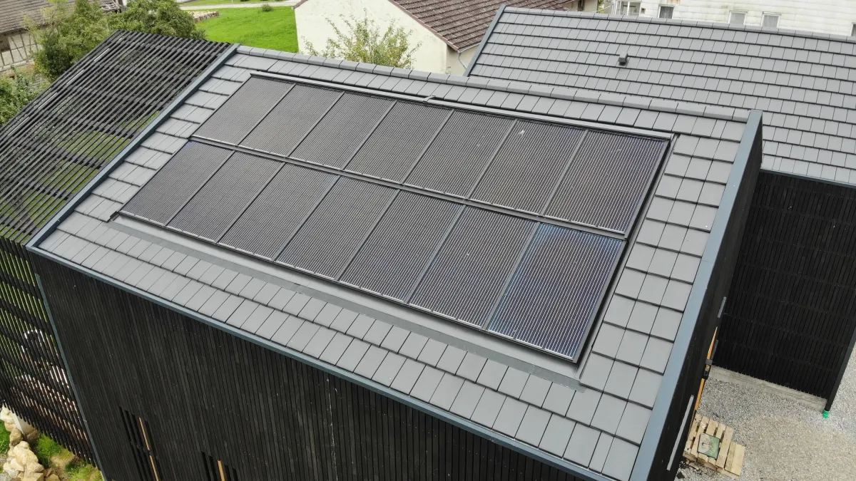 Ästhetisch und energetisch sinnvoll: Indach-PV-Anlage als Alternative zu Ziegeln (© Thomas Preuhs Holding GmbH, Jonas Pfeiffer)