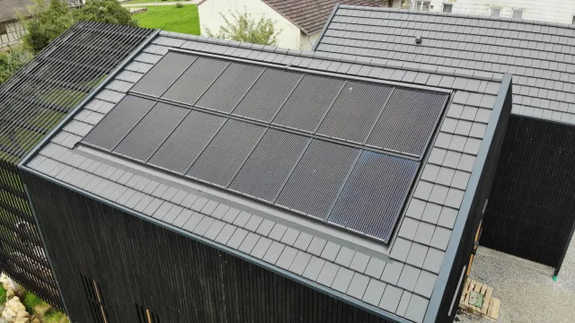 Bild: Alternative zu teuren Dachziegeln: Indach-Module ersetzen Dachbedeckung durch Sonnenkraftwerk