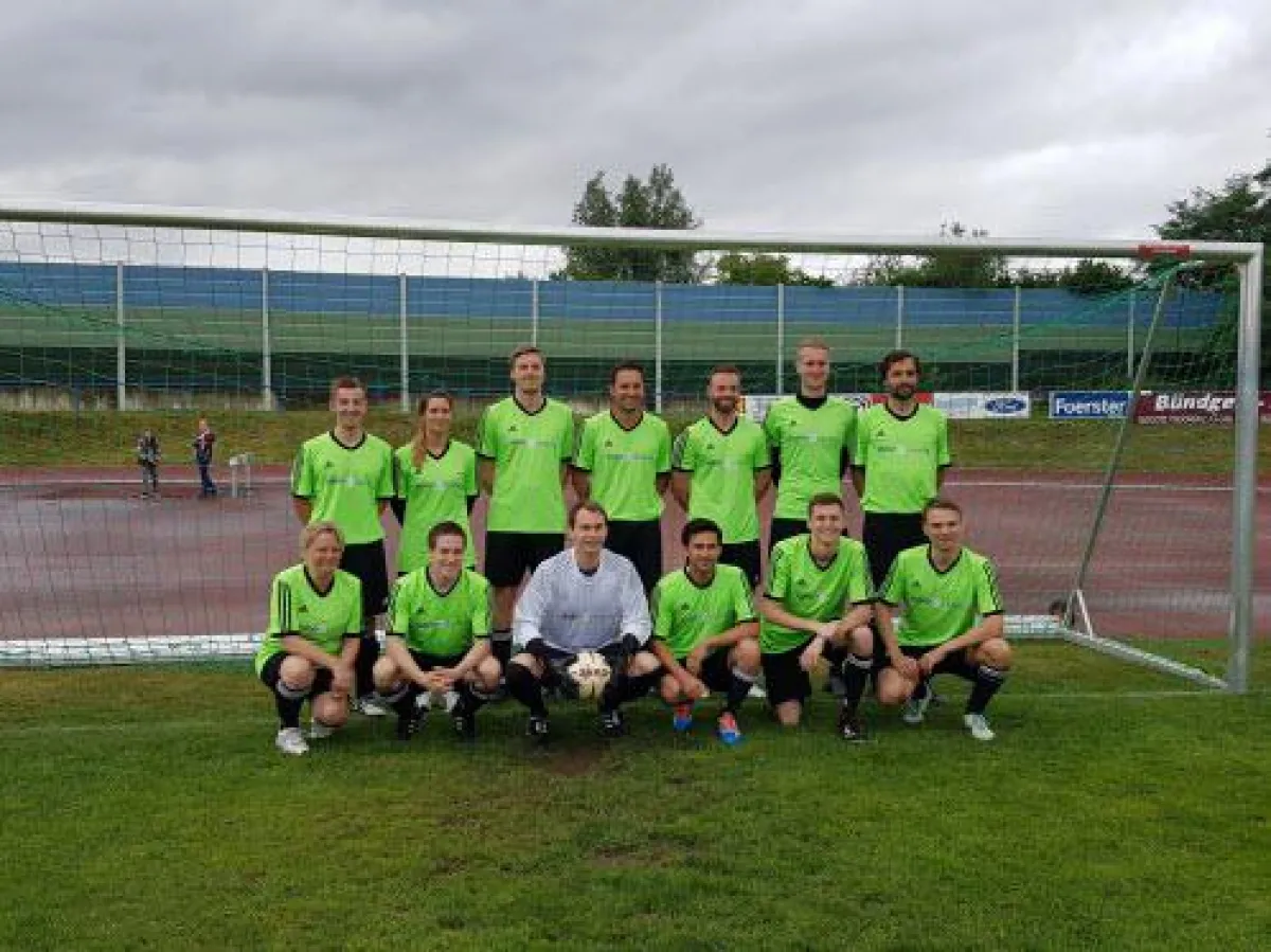 Harmonieren auf und neben dem Platz: Die Mitarbeiterinnen und Mitarbeiter der MKB Bank. Foto:MKBBank