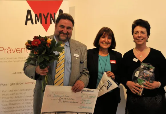 Tischtennisverband erhält AMYNA Präventionspreis 2011 - Betz-Chrom spendet Preisgeld von 3.000 Euro Bild: Tischtennisverband erhält AMYNA Präventionspreis 2011 - Betz-Chrom spendet Preisgeld von 3.000 Euro