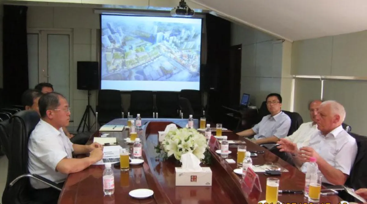 Commander in Chief Wang Peng und Eberhard J. Trempel im Projektgespräch