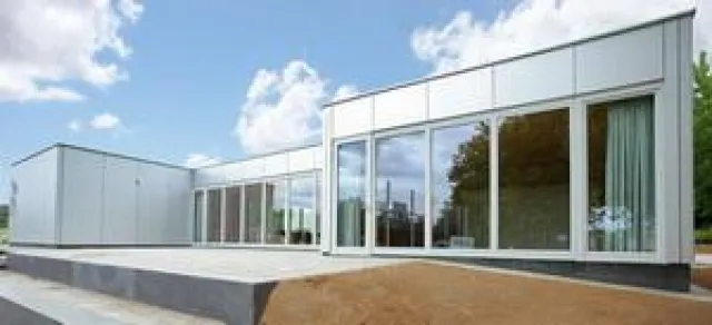 Bild: Ein Cluster aus 4 Kuben - Das Jugendhaus in Heilbronn wurde mit IsoBouw C-SIPS Sandwichelementen gebaut