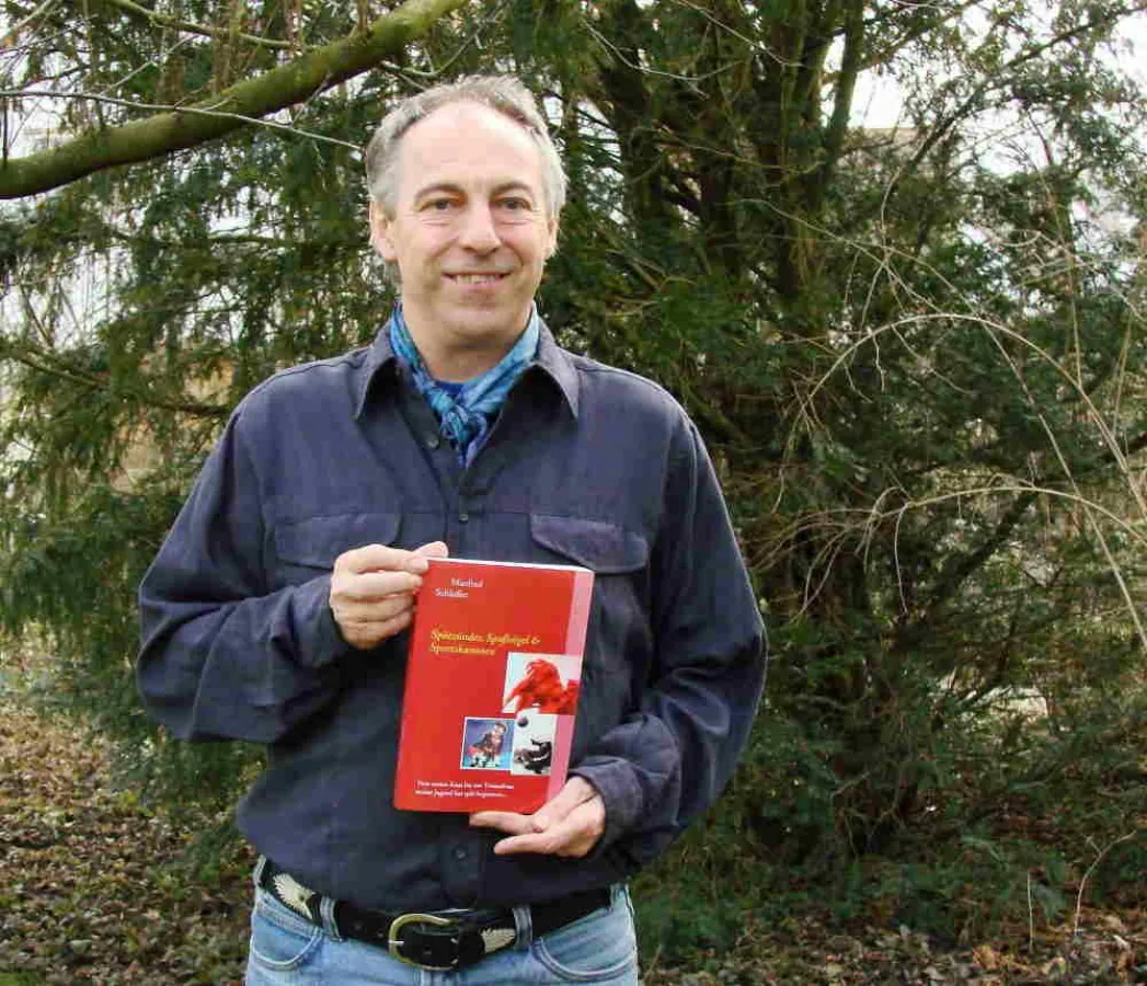 Manfred Schloßer präsentiert stolz sein 2. Buch „Spätzünder, Spaßvögel & Sportskanonen“