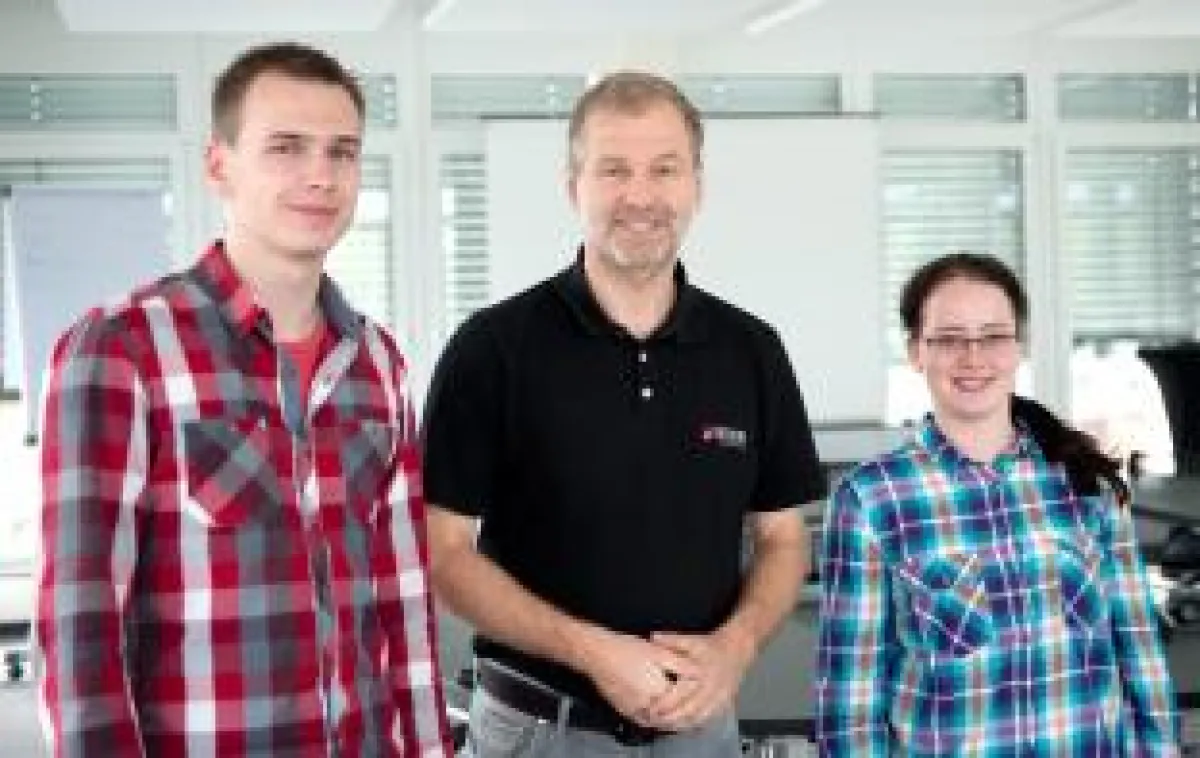 Jannis Mühlemeyer (l.) und Ines Luisa van den Berg (r.) zusammen mit JJK-Geschäftsführer Mark Jopp