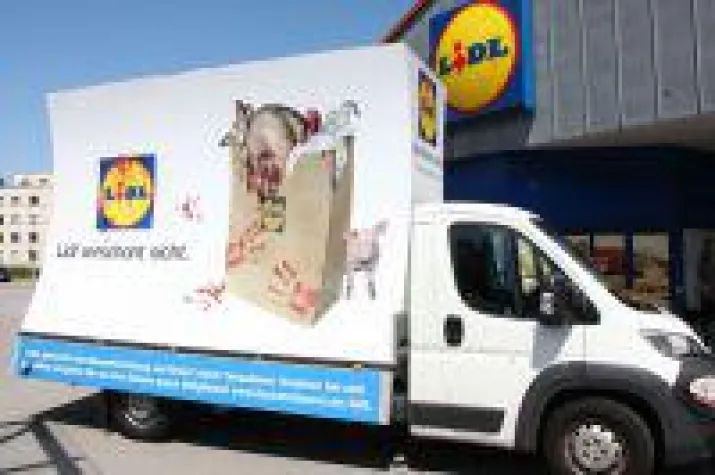 Bild: "LIDL verschont nicht" Plakatwagen in Berlin-Gesundbrunnen - Pressetermin am 13.09. vor LIDL-Filiale