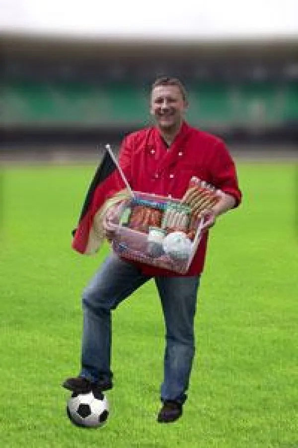 Metzger Uwe Nickut bietet EM-Grillkörbe zum Sonderpreis