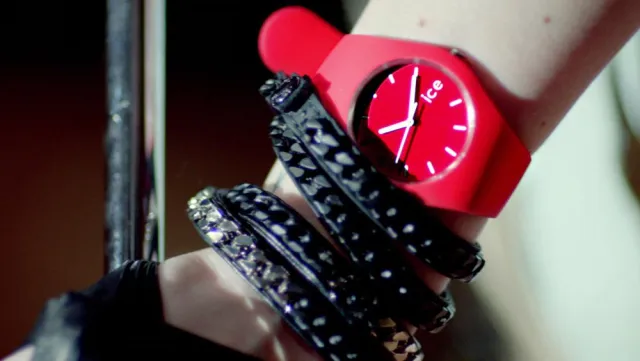 Bild: Kanadische Sängerin Avril Lavigne rockt mit Ice-Watch Uhr in neuem Musikvideo