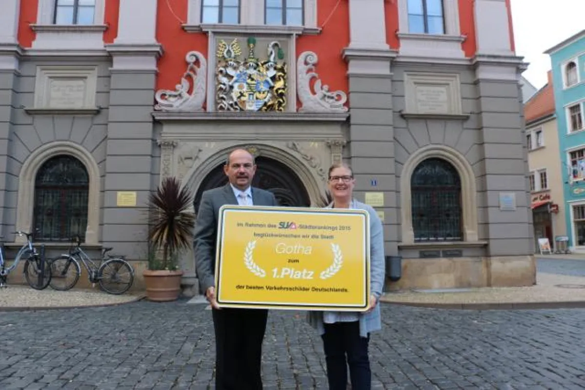 v.l.n.r.: Knut Kreuch, Oberbürgermeister Gotha, Sybille Wolff, Schilderüberwachungsverein e. V.