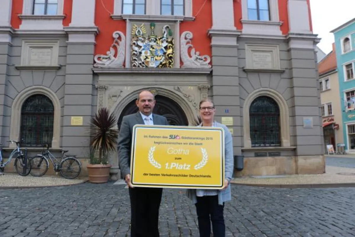 v.l.n.r.: Knut Kreuch, Oberbürgermeister Gotha, Sybille Wolff, Schilderüberwachungsverein e. V.