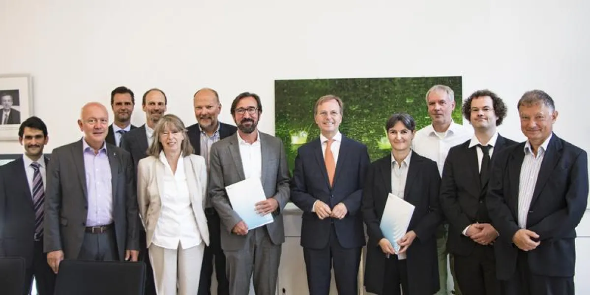 Staatssekretär Thomas Rachel (5.v.r.) übergibt die Förderbescheide an die FH Aachen und das Forschungszentrum Jülich (FH Aachen / Arnd Gottschalk)