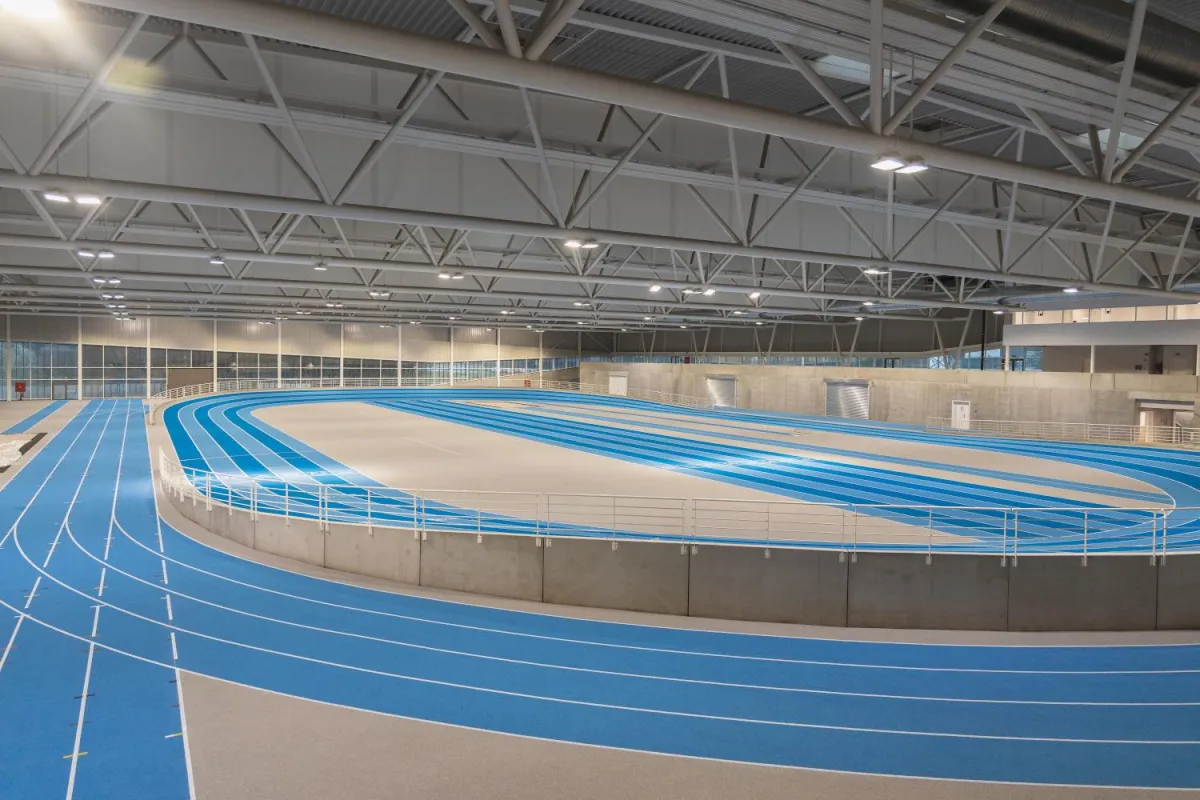 Die REGUPOL Laufbahn in der neuen Leichtathletikhalle in Louvain-la-Neuve, Belgien. Hier trainiert d