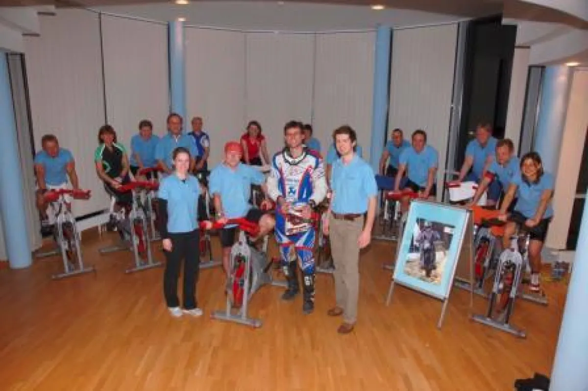 v.l. Christine Meier-Gratz, Horst Schöpperl, Gerhard Forster, Frank Weißmeier mit den Indoor-Cycling-Teilnehmern im MOVEO