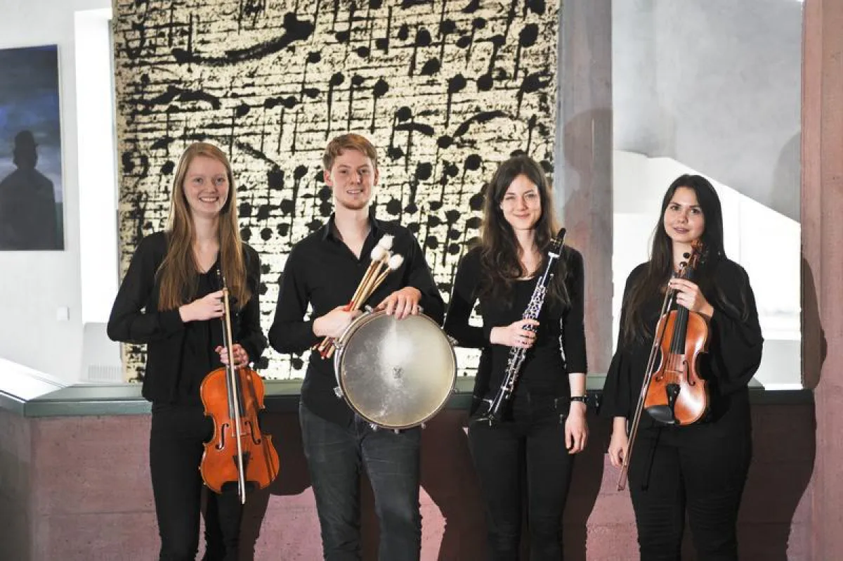 Akademisten der neuen Lübecker Orchesterakademie (v.li n.re): Caroline Spengler (Viola), Holger Roese (Schlagzeug), Julia Puls (Klarinette), Caroline Lüer (Violine) (Christine Rudolf)