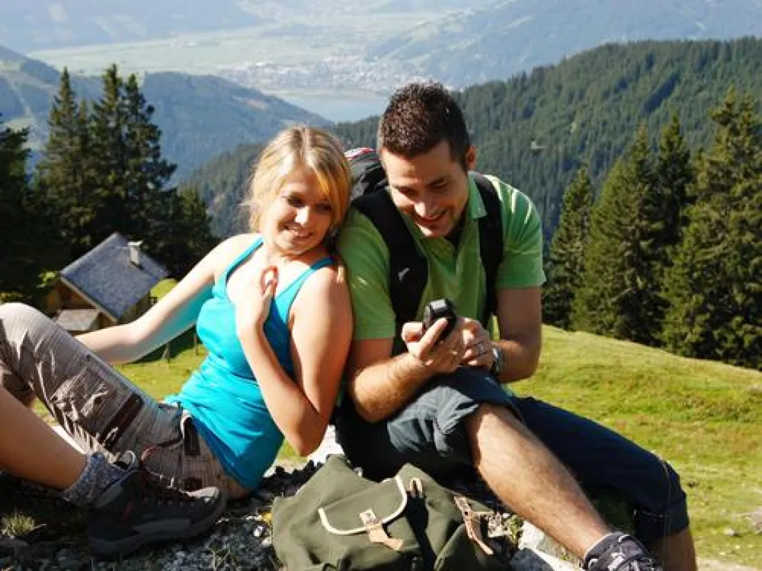 Den Blick auf den GPS-Empfänger gerichtet: Mehr als 1.300 Geocacher werden am 28. Mai in Zell am See und Kaprun losziehen, um versteckte Schätze zu heben.