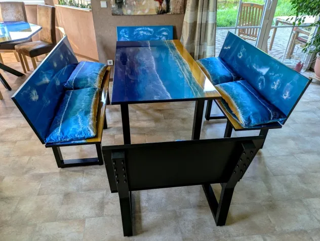 Bild: Maritime Tische und Bänke aus Epoxidharz