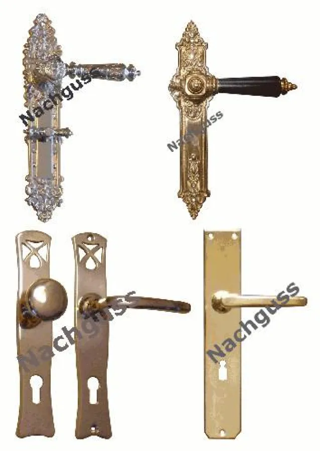 Historische Türbeschläge aus unterschiedlichen Epochen