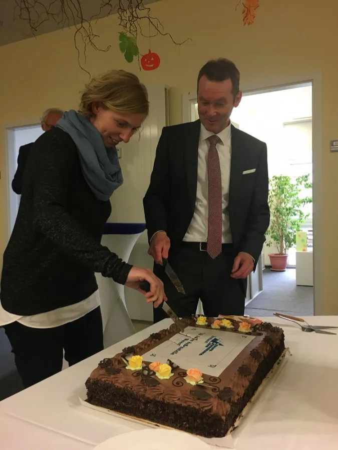 Daniela Gutsch und BFW-Geschäftsführer Klaus Mohr beim Anschneiden der Jubitorte