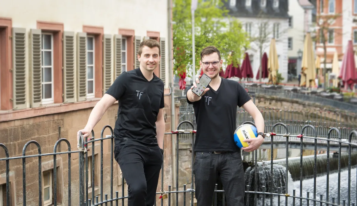 Total Fansports Gründer Gregor Demmer und Johannes Nicknig (v.l.n.r.) helfen Sportvereinen (© Total Fansports GmbH)