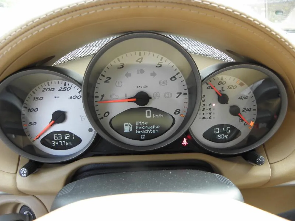 Armaturentafel mit Kilometerstand eines Porsche Boxsters...