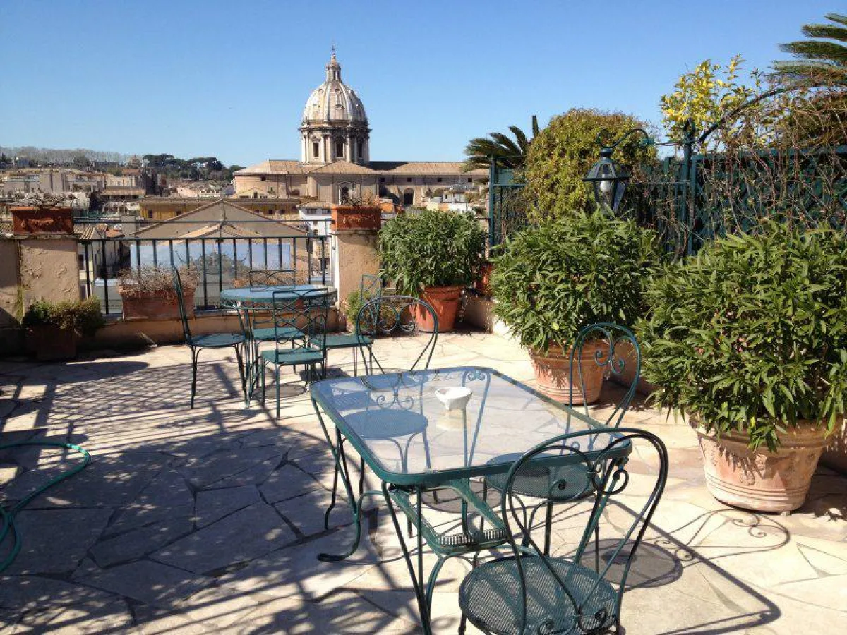 Abends entspannt auf der Dachterrasse in Rom sitzen. Foto: Romehome