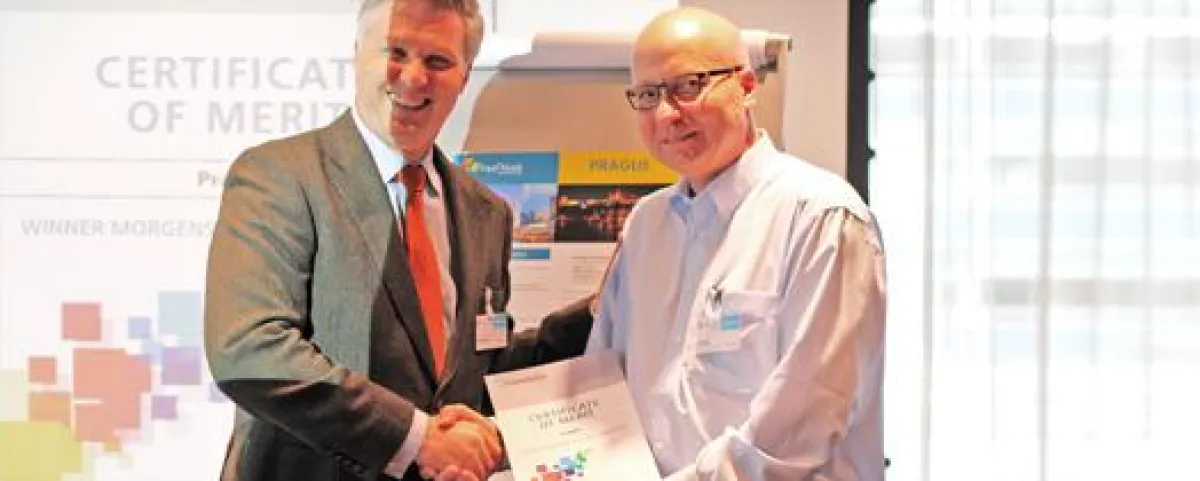 Dr. Eckhart Hertzsch und Tomás Ctibor bei der Übergabe des Siegerzertifikats. © Fraunhofer IAO