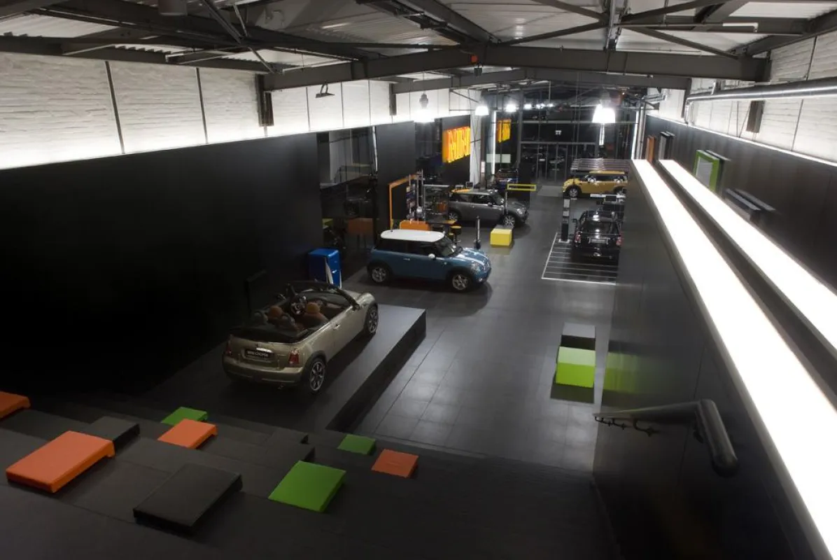 Blick von der neuen Tribüne: Der MINI Showroom bei Riller & Schnauck