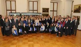 Bild: Studenten für herausragende Leistungen mit Deutschlandstipendium ausgezeichnet
