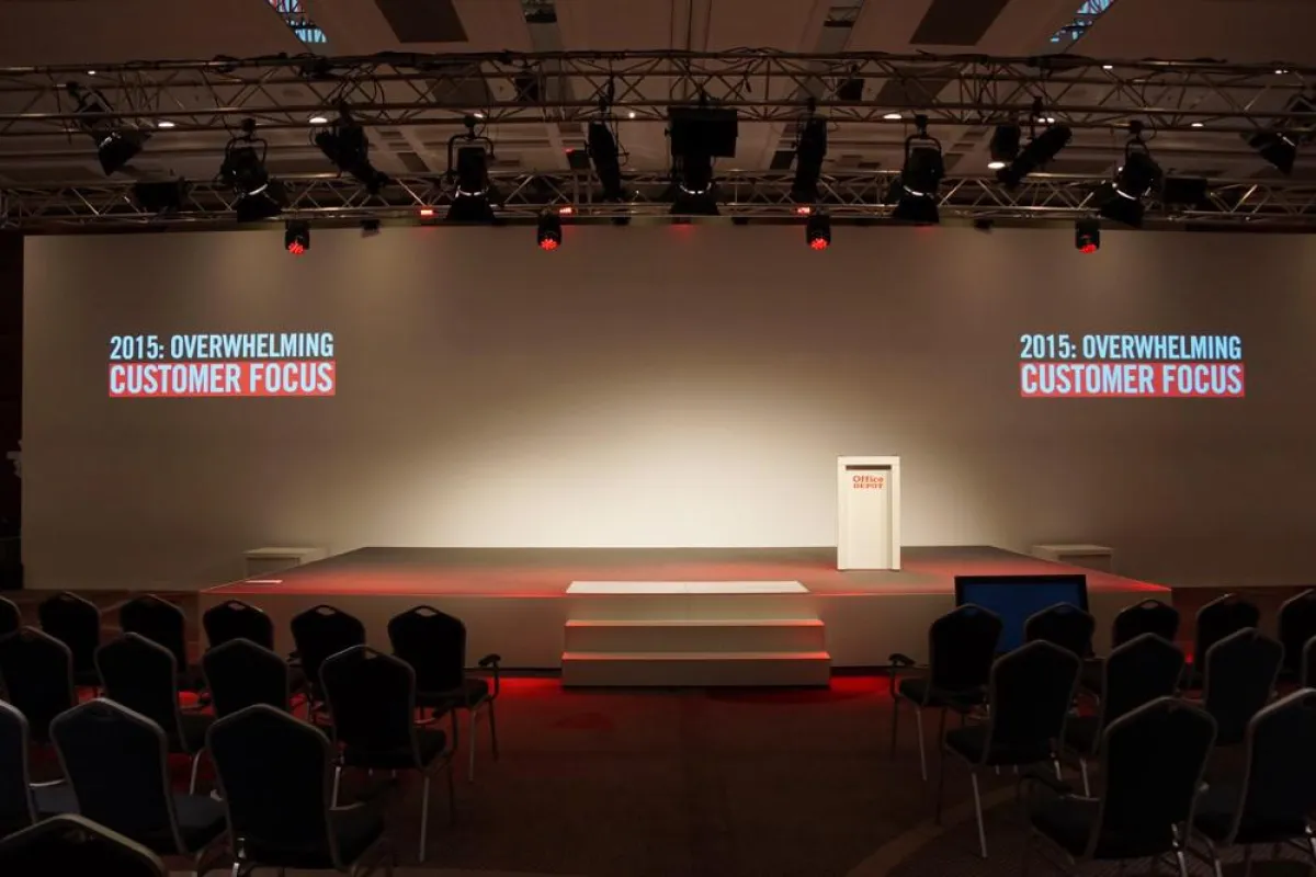 Stimmungsvolles Setdesign beim Office-Depot Jahresauftakt