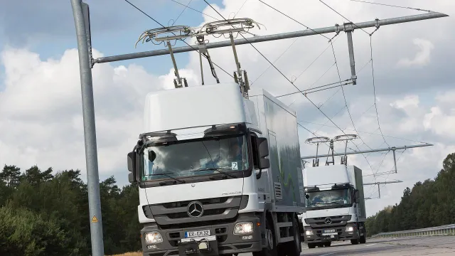 Schwerlastenverkehr mit Geweih: Auf der A5 fahren jetzt Oberleitungs-Lkw Bild: Schwerlastenverkehr mit Geweih: Auf der A5 fahren jetzt Oberleitungs-Lkw