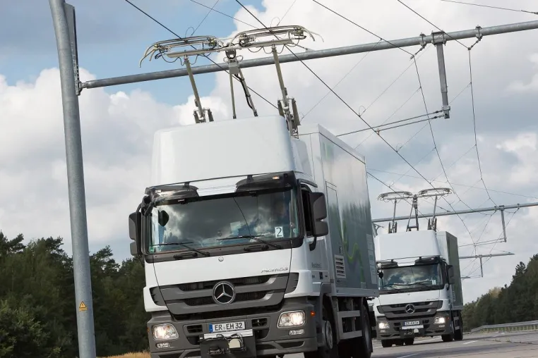Bild: Schwerlastenverkehr mit Geweih: Auf der A5 fahren jetzt Oberleitungs-Lkw