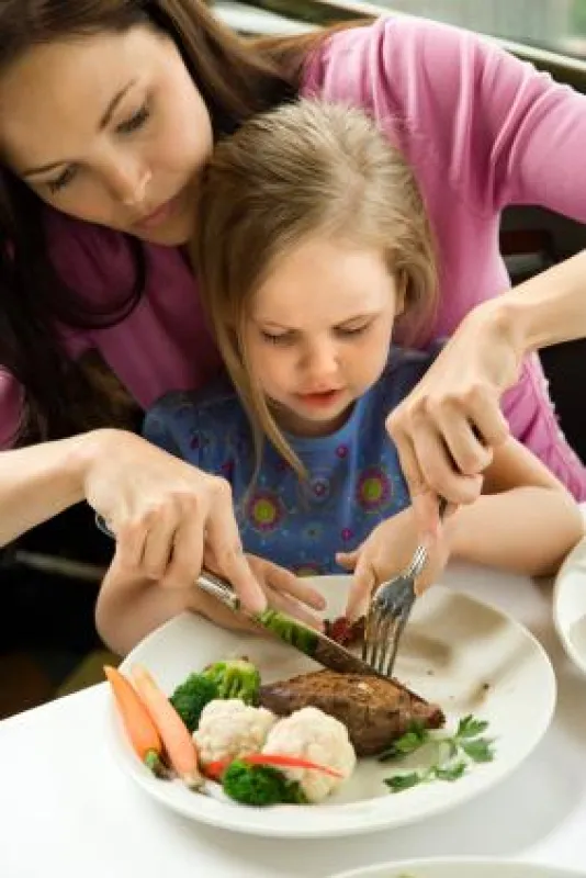 Wenn Kinder ihr eigenes angepasstes Besteck haben, macht der Gebrauch gleich viel mehr Spaß.