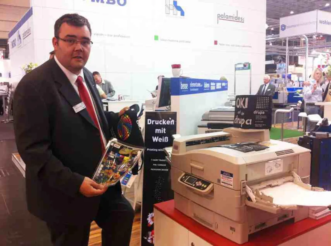 Sascha Gleich demonstriert auf der drupa die Weltpremiere für den digitalen LED-Weißdruck