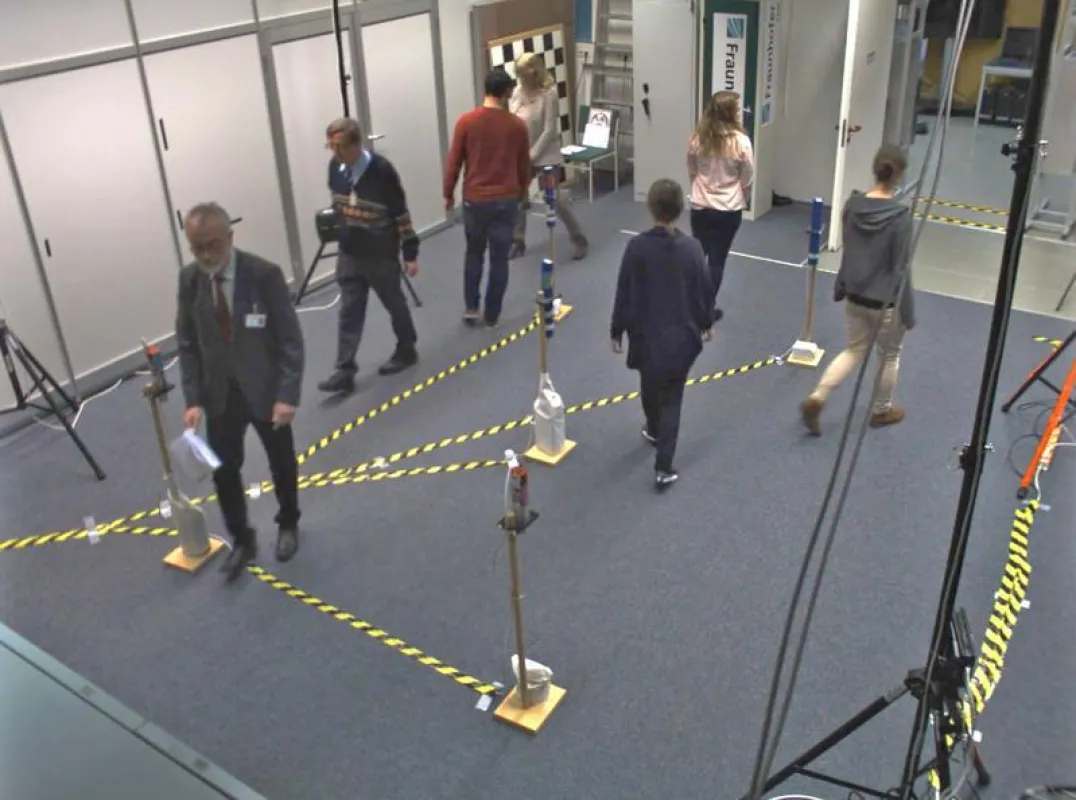 Im Labor des Fraunhofer FKIE wird geprüft, wie robust das Sicherheitsassistenzsystem ist. (© Fraunhofer FKIE)