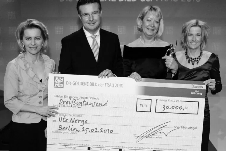 Bild: Großer Auftritt für Jacobs Krönung: Ursula von der Leyen überreicht Leserpreis