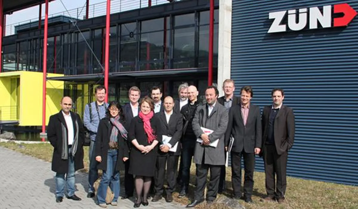 Gemeinsames Bild vor dem Hauptgebäude der Zünd Systemtechnik AG.