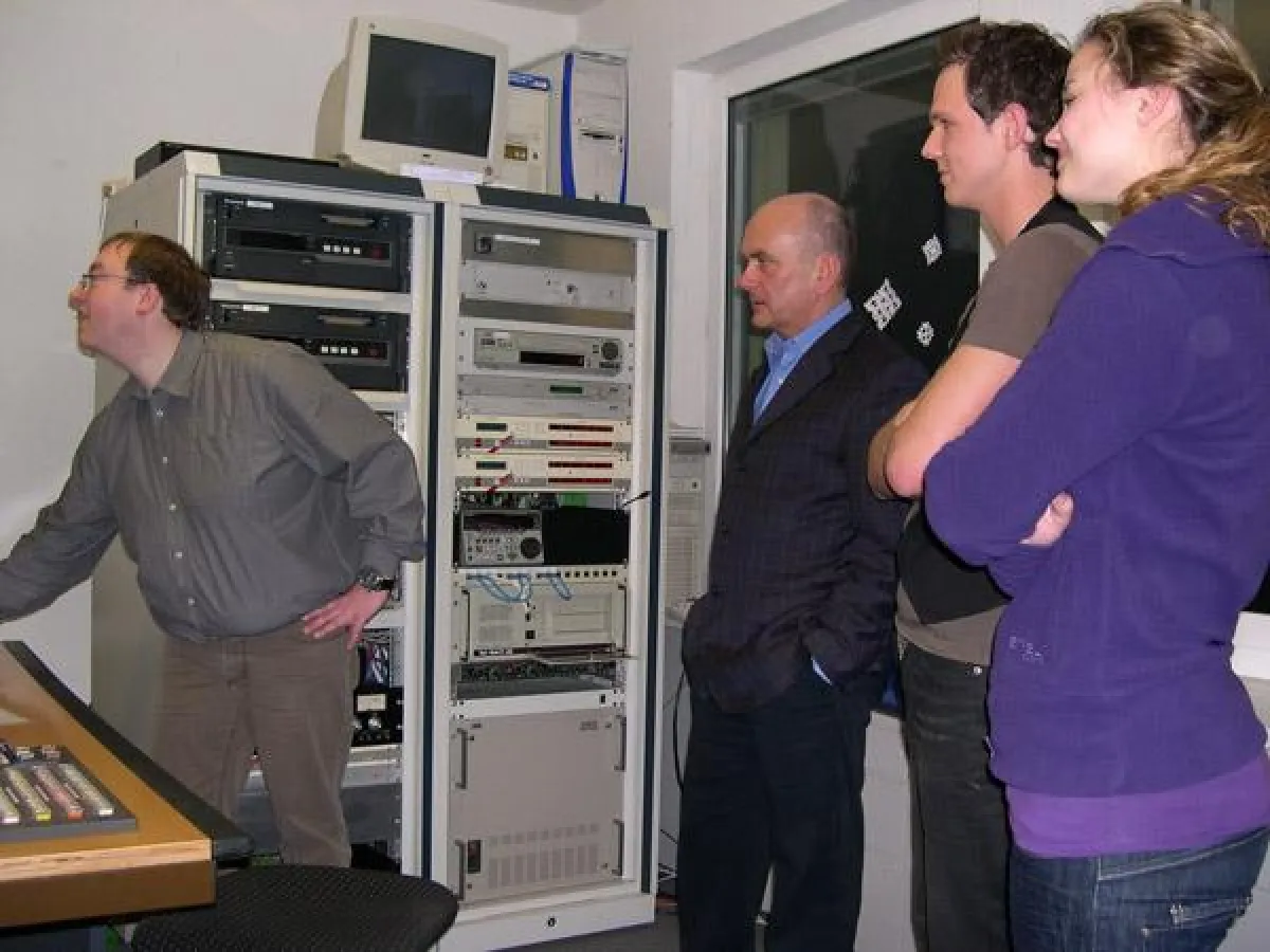 Torsten Weber (Leiter oke), Manfred Grund, Norman Alexander und Nadine Wohnhaas (v.l.n.r.) schauen sich noch einmal die Auflösung der Vorhersage im Schnittraum an. Bild: Torsten Grobe