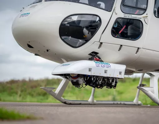 Bild: Mit dem Heli: HanseWerk-Tochter SH Netz erstellt digitalen Zwilling des Hochspannungsnetzes