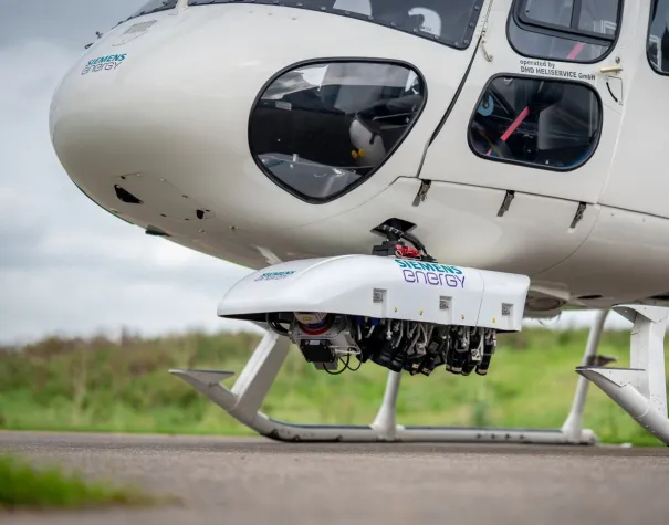 Bild: Mit dem Heli: HanseWerk-Tochter SH Netz erstellt digitalen Zwilling des Hochspannungsnetzes