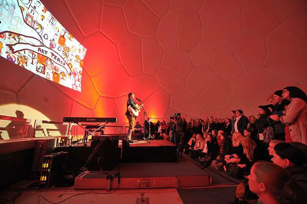 Paddy Kelly live während seiner Premiere des Art Peace Projektes im Radom/Wasserkuppe, Hessen