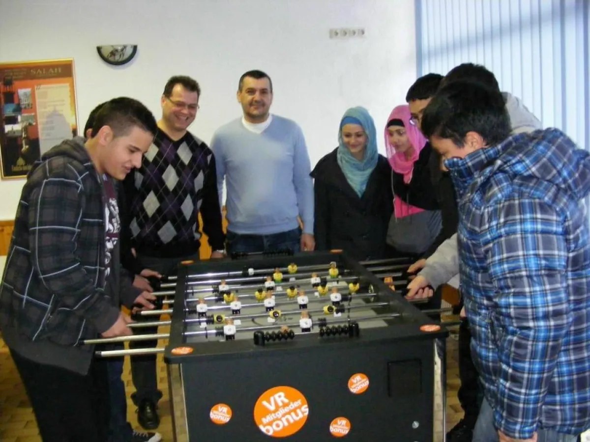 Die Rüsselsheimer Volksbank spendet Tischkicker