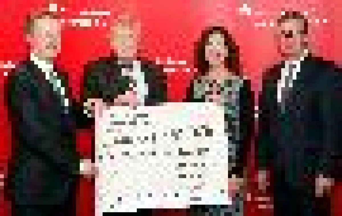 Für die Stiftung der Kreissparkasse überreichen Landrat Heinz Eininger (r.) und Kreissparkassen-Vors