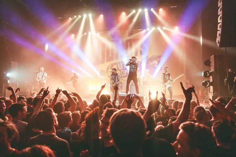 Donots touren mit ELATION und HOG 4 Bild: Donots touren mit ELATION und HOG 4